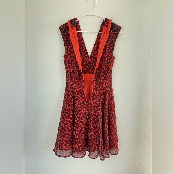 French Connection Feline Wonder Wild Cat Chiffon V-Neck Sleeveless Fit & Flare - Picture 10 of 11